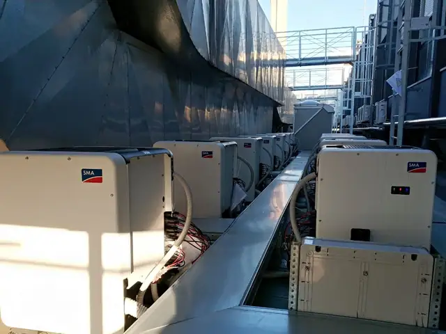 Fila di inverter fotovoltaici installati su passerella in copertura